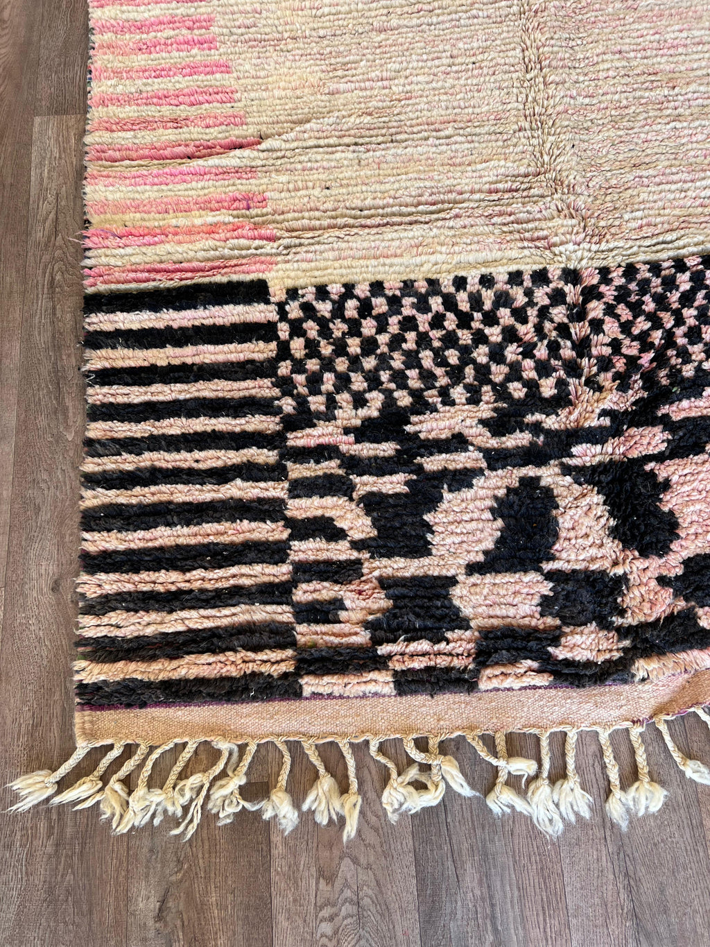Unique Moroccan Boujad Rug , Vintage-Inspired Handwoven Berber Wool in Pink, Black & White , Bold Boho Statement Carpet , geometric carpet .