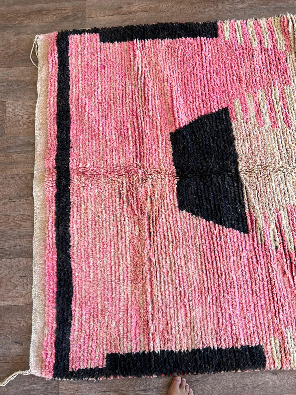 Unique Moroccan Boujad Rug , Vintage-Inspired Handwoven Berber Wool in Pink, Black & White , Bold Boho Statement Carpet , geometric carpet .