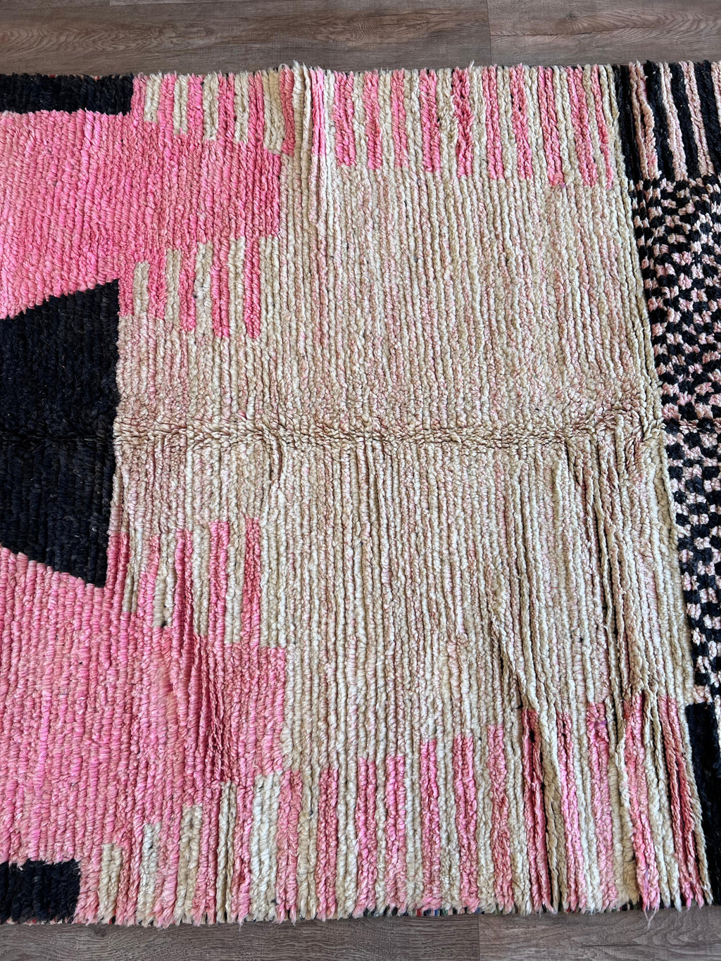 Unique Moroccan Boujad Rug , Vintage-Inspired Handwoven Berber Wool in Pink, Black & White , Bold Boho Statement Carpet , geometric carpet .