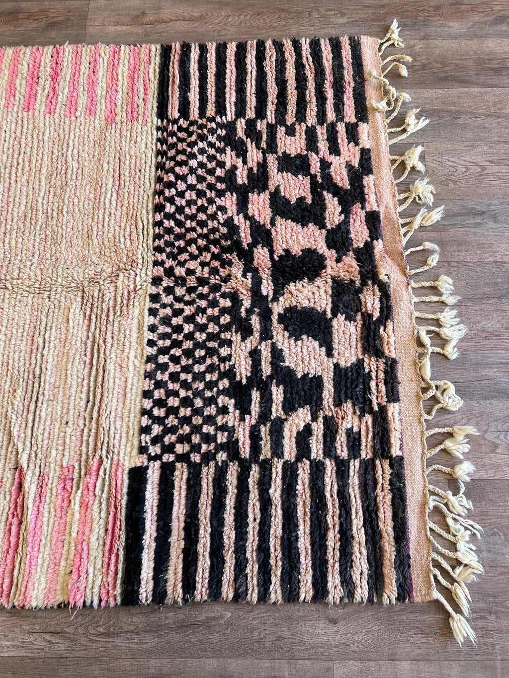 Unique Moroccan Boujad Rug , Vintage-Inspired Handwoven Berber Wool in Pink, Black & White , Bold Boho Statement Carpet , geometric carpet .