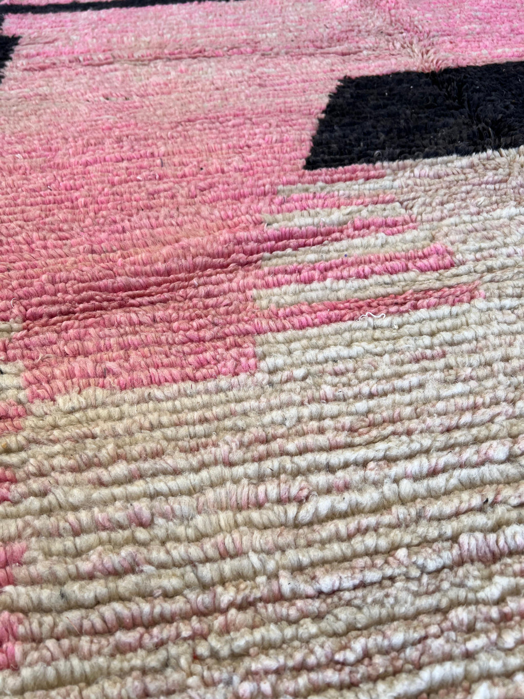 Unique Moroccan Boujad Rug , Vintage-Inspired Handwoven Berber Wool in Pink, Black & White , Bold Boho Statement Carpet , geometric carpet .